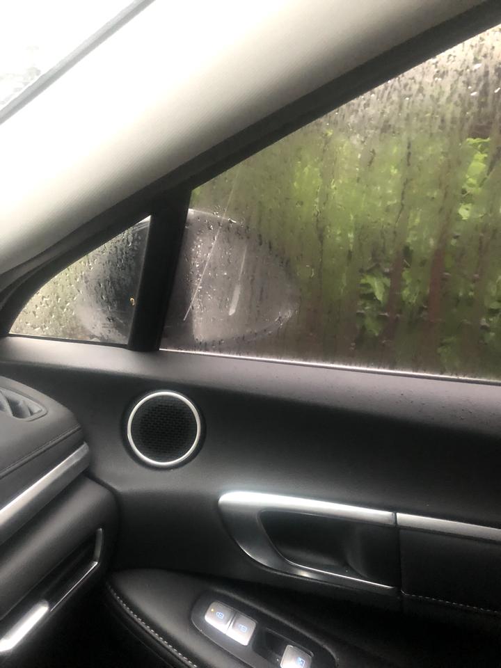 现代索纳塔 下雨的时候副驾驶后视镜这里就起雾  开除雾都不好使  有没有车友知道怎么搞啊