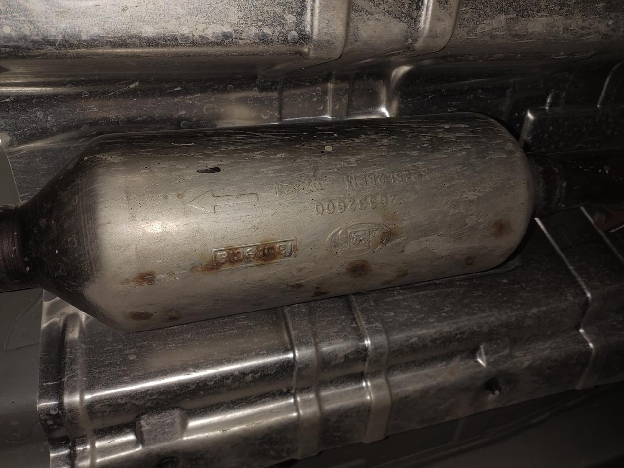 别克英朗 这是6000公里首保时拍的排气管，我问4s工作人员是不是锈迹他们支支吾吾的不肯说，请圈友们帮忙看看，是锈迹吗？
