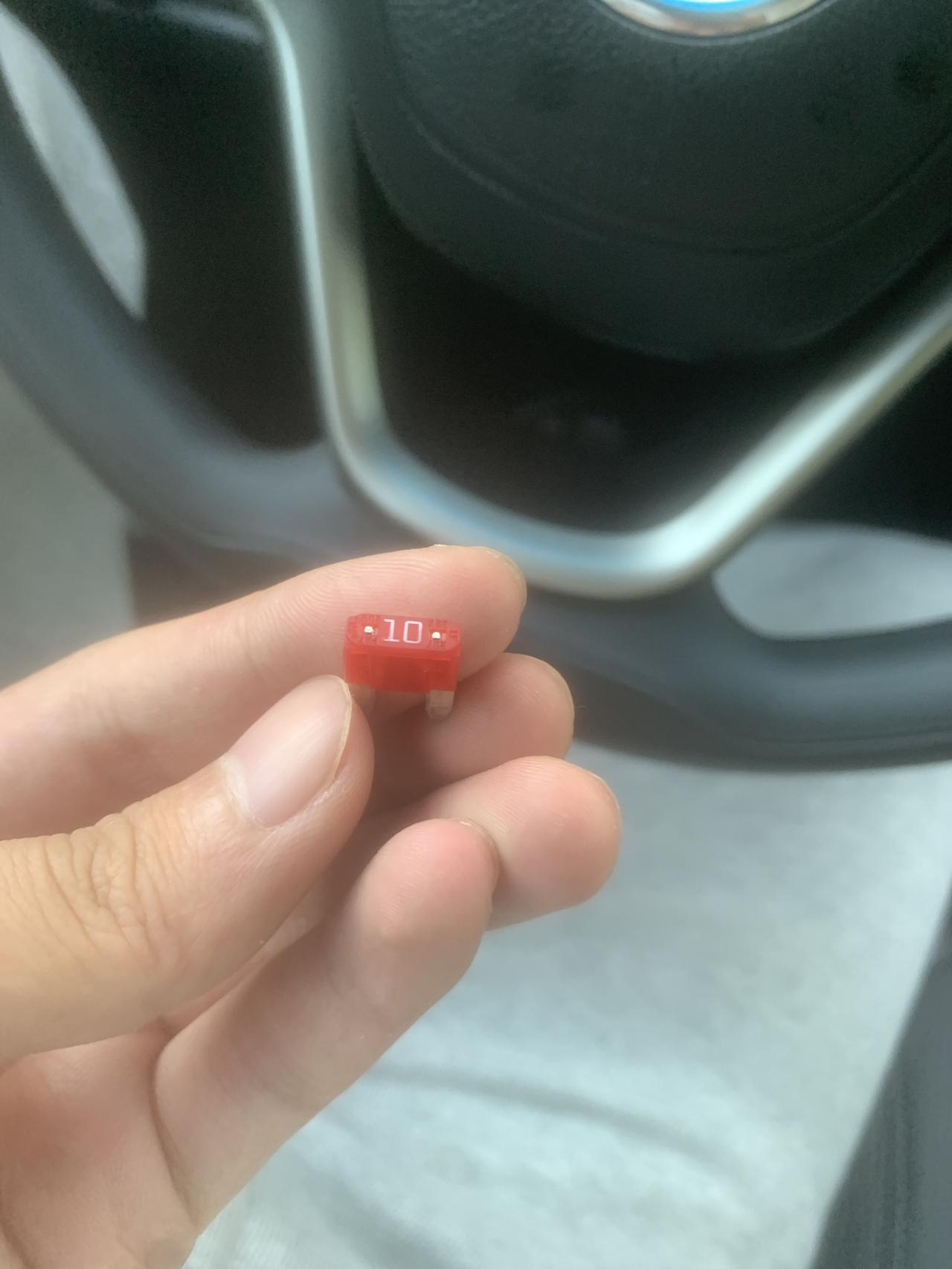 别克英朗 刚买的车在脚垫下面发现这个  是不是保险丝的东西掉出来了呀