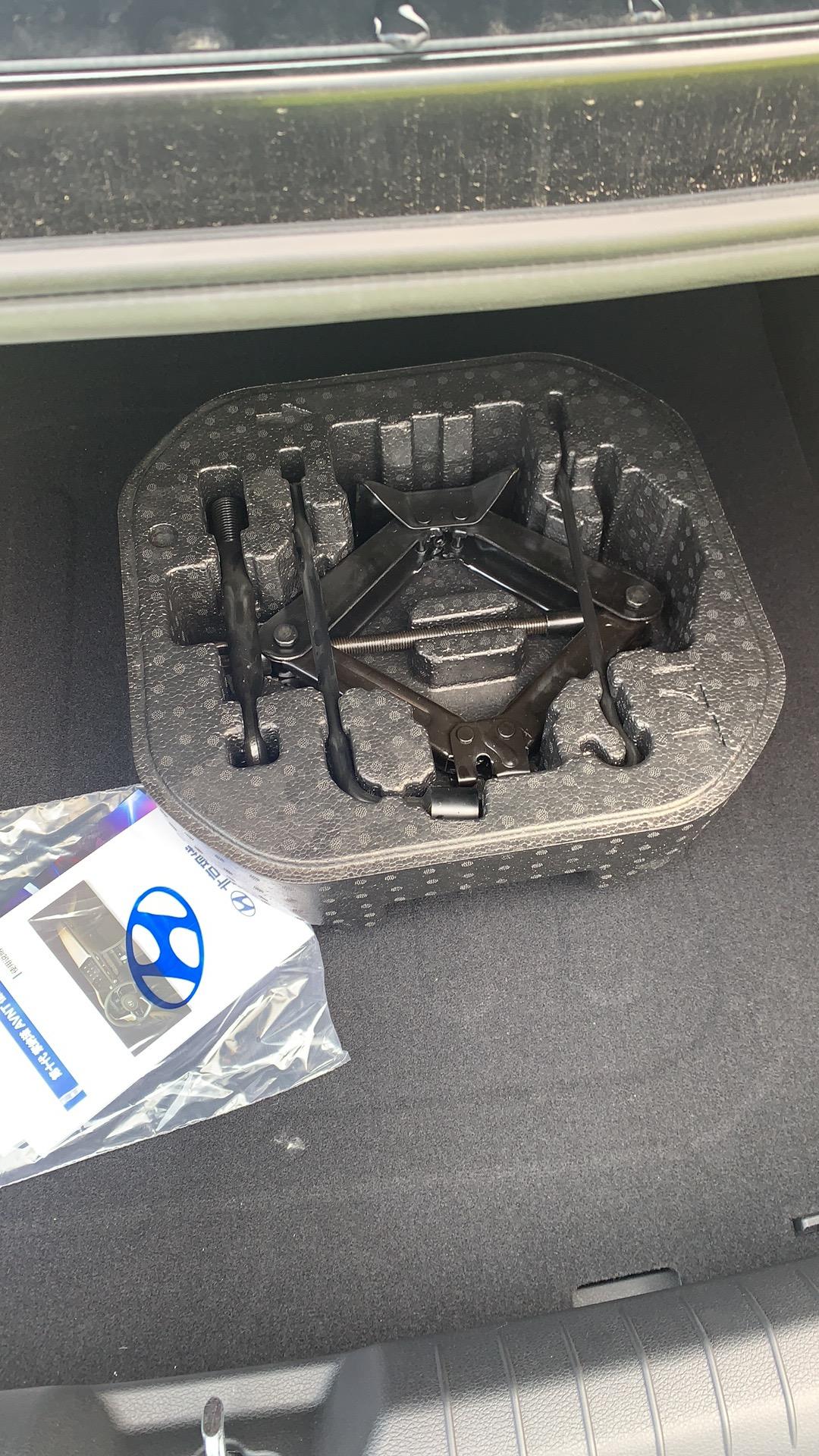 现代索纳塔 后备箱工具包都放不进去吗，把工具包放备胎里后备箱垫盖不平