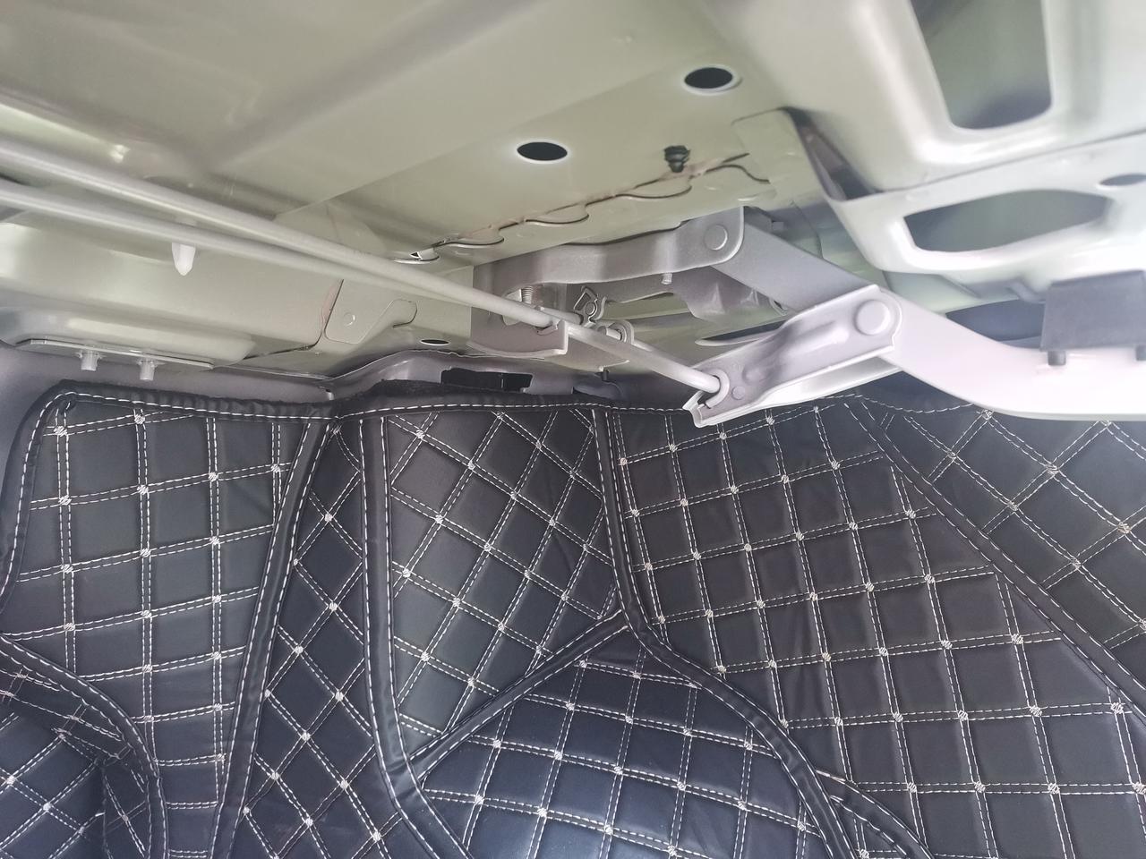 别克英朗 后背箱抬起慢，没抬完……但是也没找到有弹簧在哪……看了半天都没找到……大神帮一下……