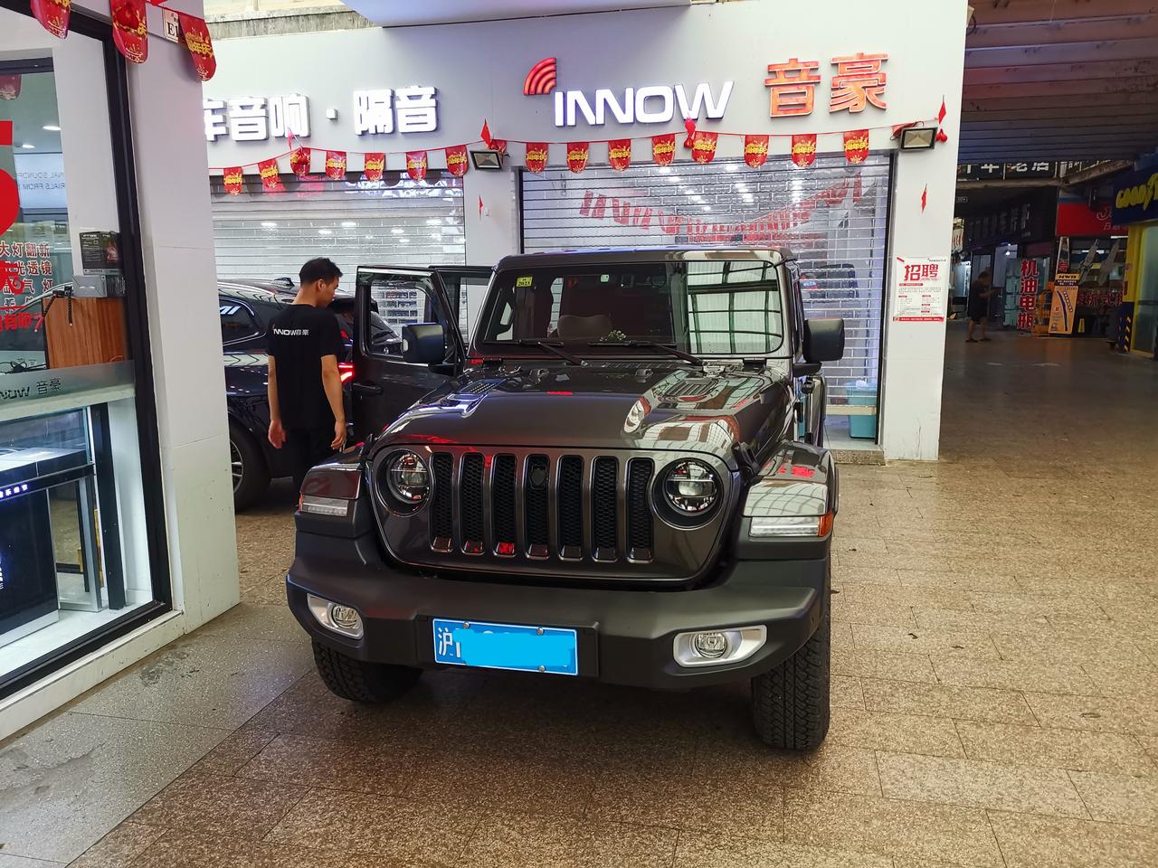 Jeep牧马人 求大神解答，撒哈拉不升高换轮胎的方案。有说换265、275甚至是285的，还有涉及到轮毂是不是必须换，负