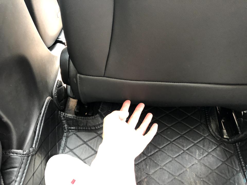 别克英朗 座椅后面最下面这个皮怎么打开？想把前面的那个垫子卡扣塞进去