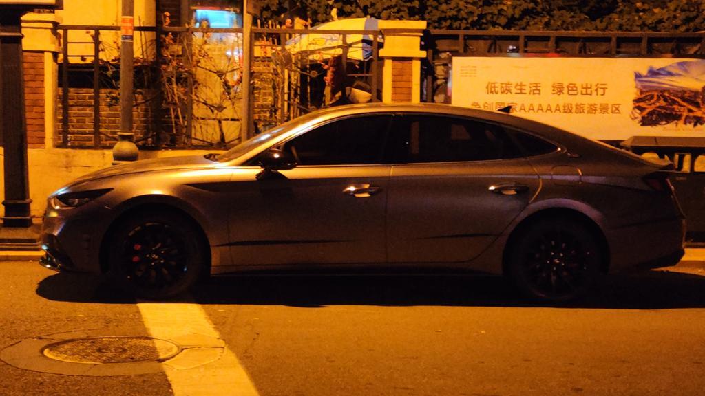 提了索纳塔十代20周年纪念版的兄弟们。有没有选钛金灰颜色的。?你们钛金灰颜色有没有贴隐形车衣?贴了的话花了多少钱?