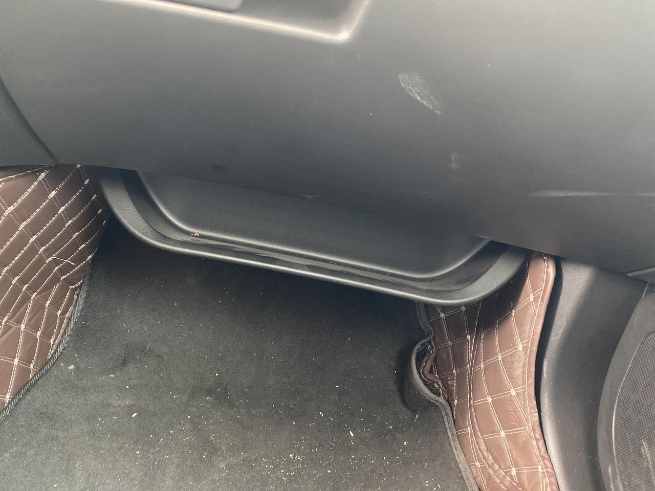 别克英朗 副驾驶的这个怎么弄掉有谁知道吗