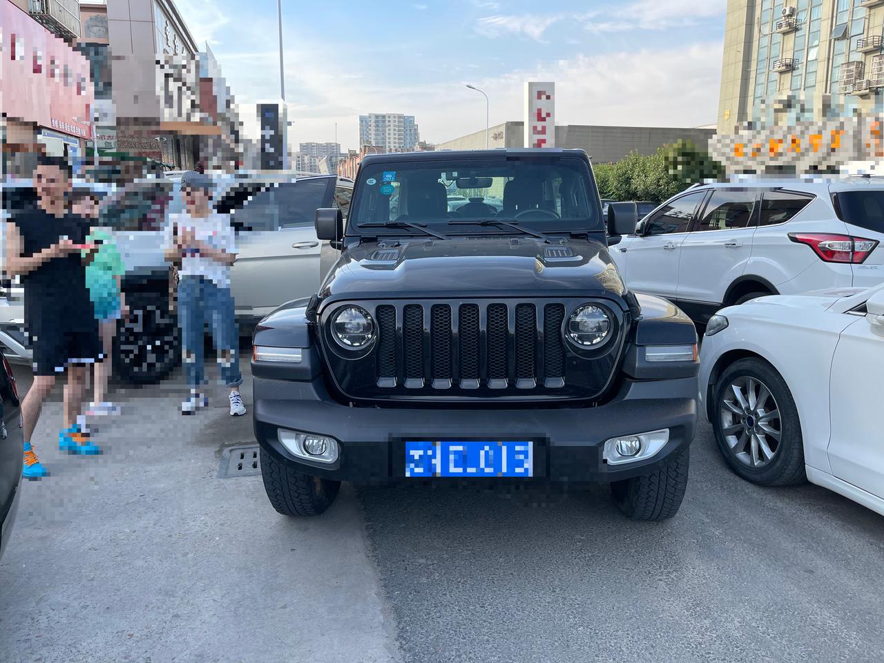 老哥们帮帮孩子吧最近突然想换车了，看上18款牧马人，素车，4w公里，2.0T，可惜是黑色，37，心动呀，就纯市区代步偶尔