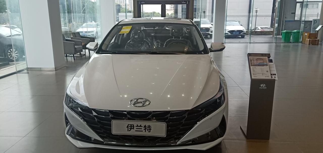 现代菲斯塔 伊兰特1.5L尊贵版125000拿的。价格贵了嘛？…… 送了车垫 和贴膜 和记录仪。