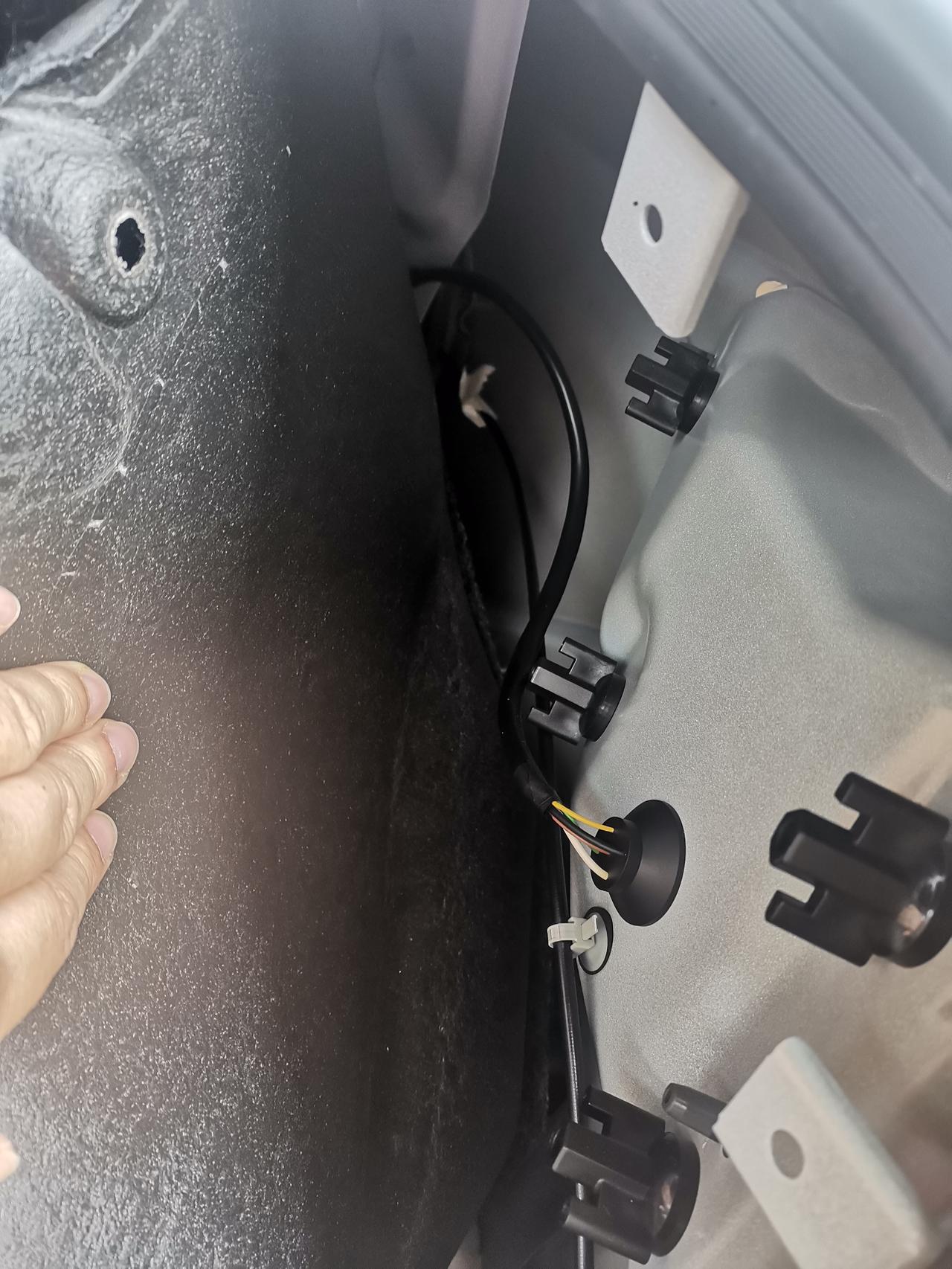 别克英朗 后背箱抬起慢，没抬完……但是也没找到有弹簧在哪……看了半天都没找到……大神帮一下……