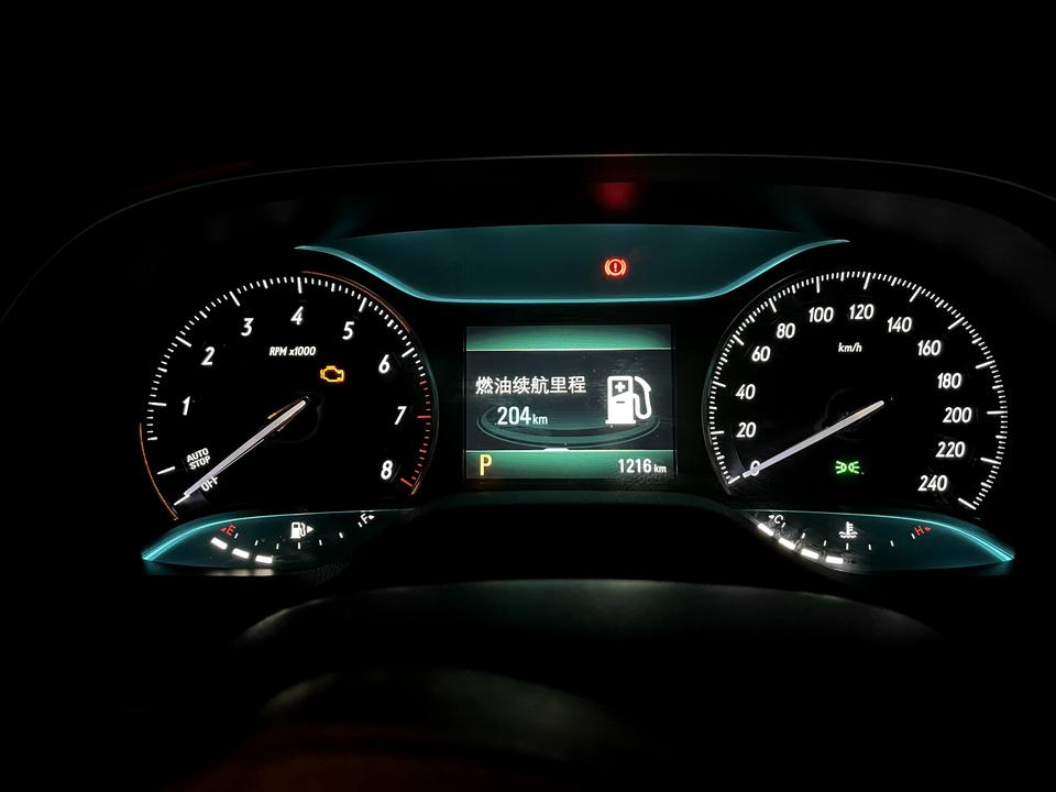我的车很奇怪，油量在十个到最后三格之间，消耗很快，后面这么开还有很多油，后面我把油箱加满，也就花了225元，不知道各位的