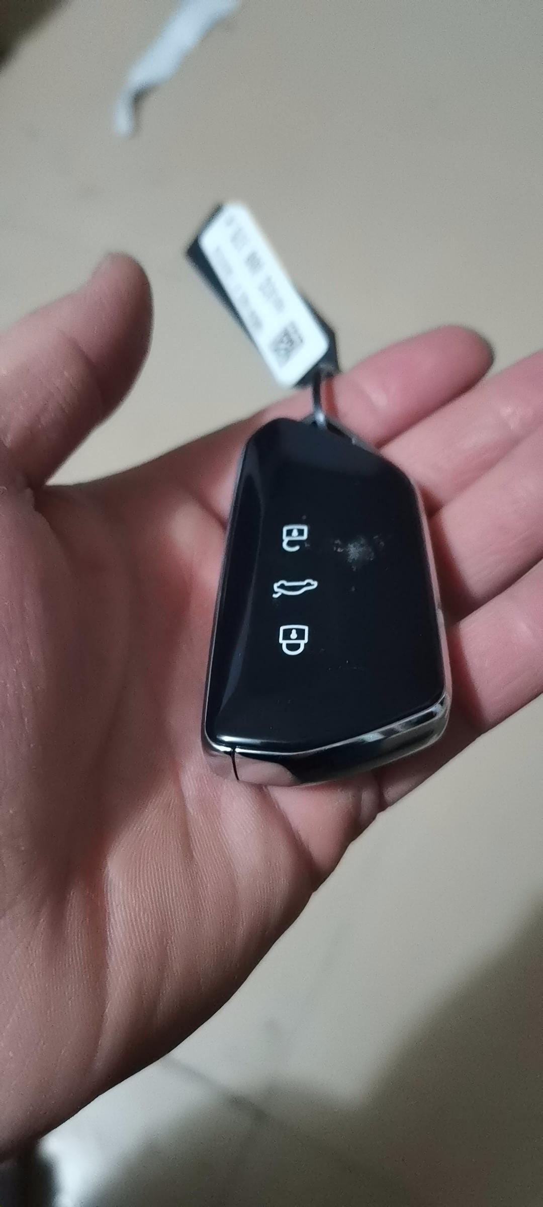 咱们聊下个人实际使用的细节吧，买的是21款380尊崇豪华版。现在用了一年出头才9300公里，先不说油耗，保险都划到5毛一