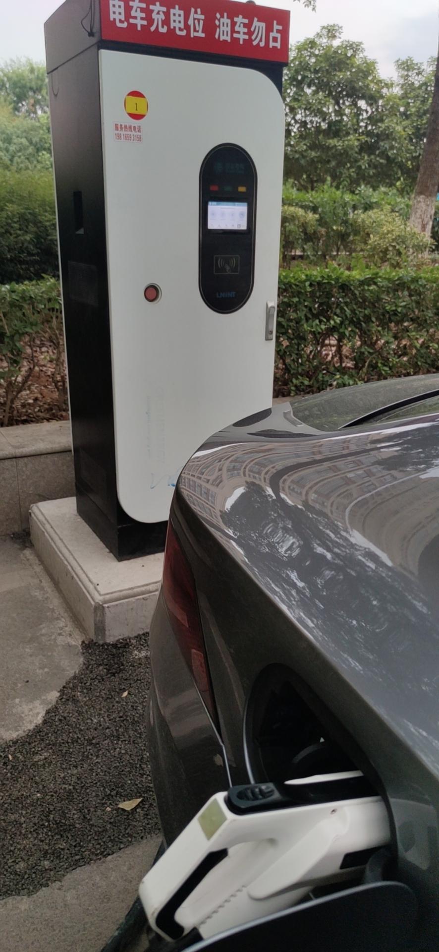 比亚迪秦PLUS EV 第一次充电，去的易充电快充充电桩充电，箱子上写着“国家电网”插拔了好几次都是在“检查车型”以后会