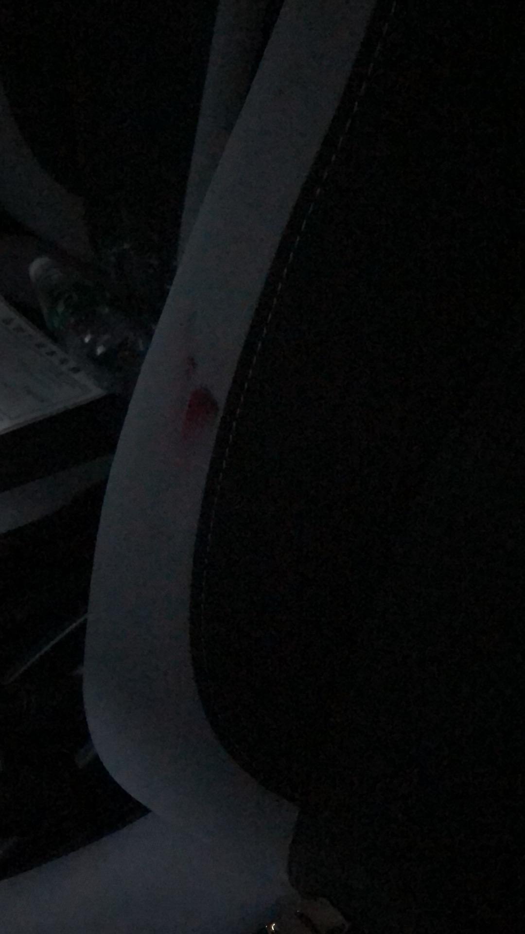 丰田YARiS L 致炫 最近天热，昨天在车里补妆的时候口红断了掉在坐垫上了，才提两天的新车啊……这个要怎么才洗的掉