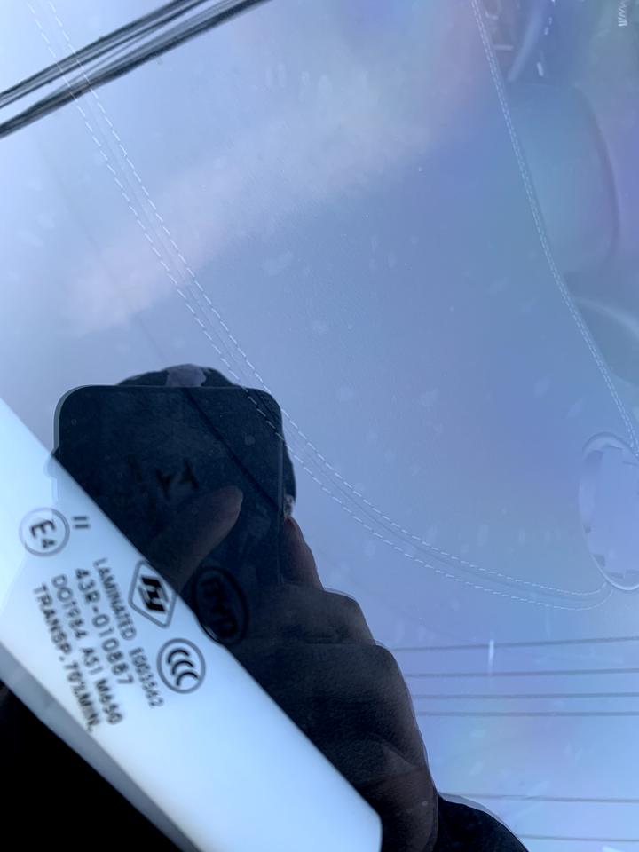比亚迪秦PLUS EV 三天前贴的膜 今天发现后车玻璃起了好多泡 还有一条水雾 ，前挡也有点泡 这个是没贴好还是因为没干