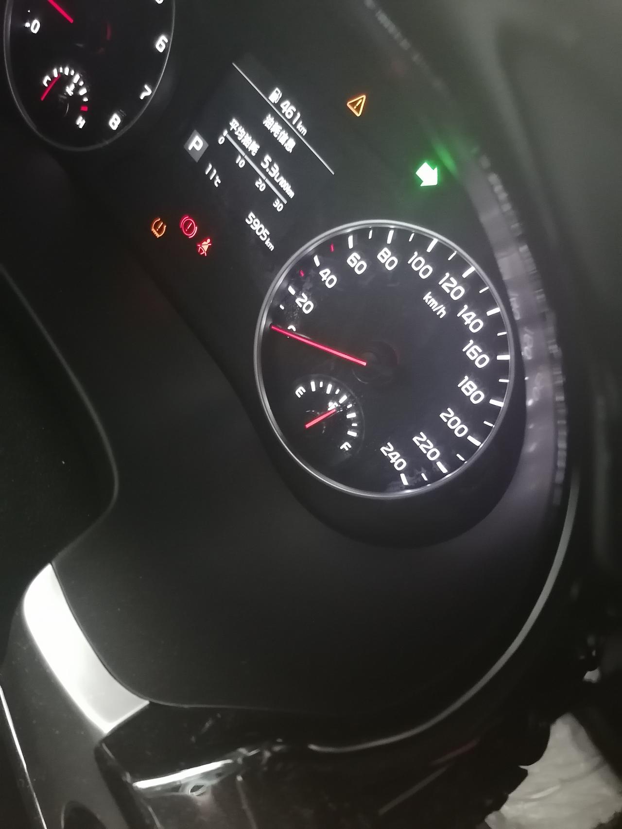 起亚傲跑 经常出现一个两个黄色感叹号。车子又没有任何毛病。请问是怎么回事？