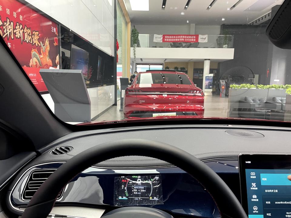 比亚迪秦PLUS EV 问下，这个仪表盘能不能自己改装？或者自己弄一个抬头显示什么的？比亚迪官方说如果出现线路老化什么的