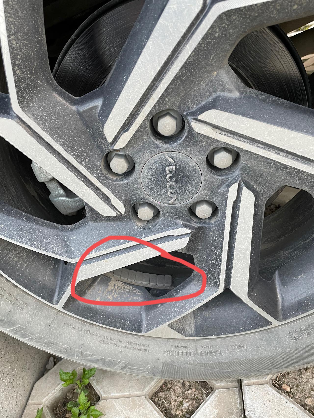 东风风神AX7 后轮轮毂上这一排是啥玩意儿？为啥前轮没有？