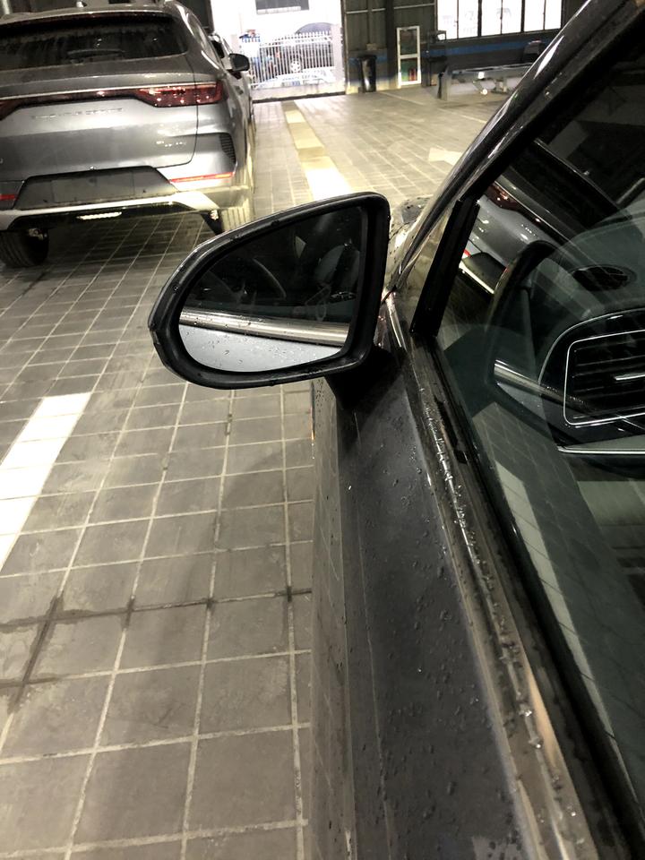 比亚迪秦PLUS EV 我的是豪华500的 刚提车一个礼拜不到 钥匙一键启动后 后视镜只能开一半 为什么会这样？