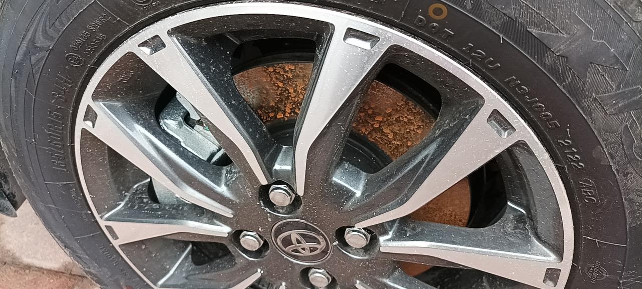 丰田YARiS L 致炫 刚提的爱车，致炫x豪华版，这两天下雨，停外面没开，今天出门把我惊住了！两个前轮全是锈，问售后说