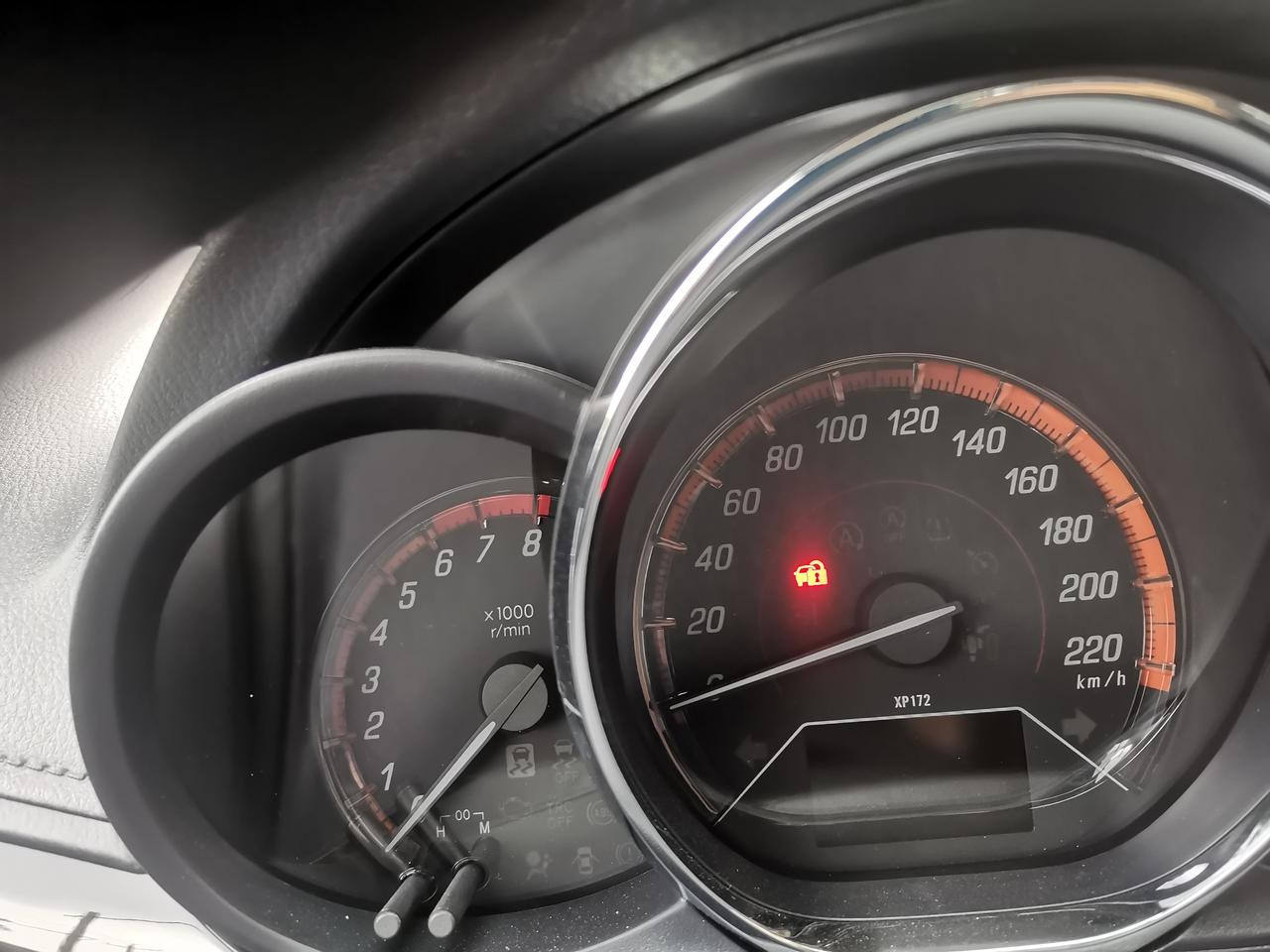 丰田YARiS L 致炫 可以问下这个指示灯熄火停车后一直闪烁，之前没有就今天才发现了，新车才开几天！