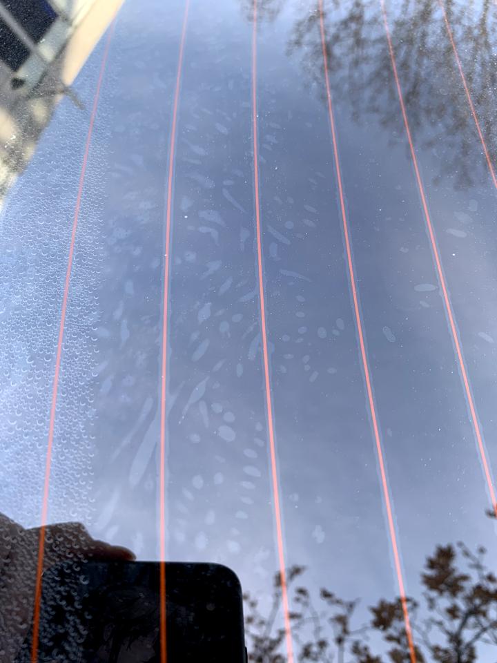 比亚迪秦PLUS EV 三天前贴的膜 今天发现后车玻璃起了好多泡 还有一条水雾 ，前挡也有点泡 这个是没贴好还是因为没干