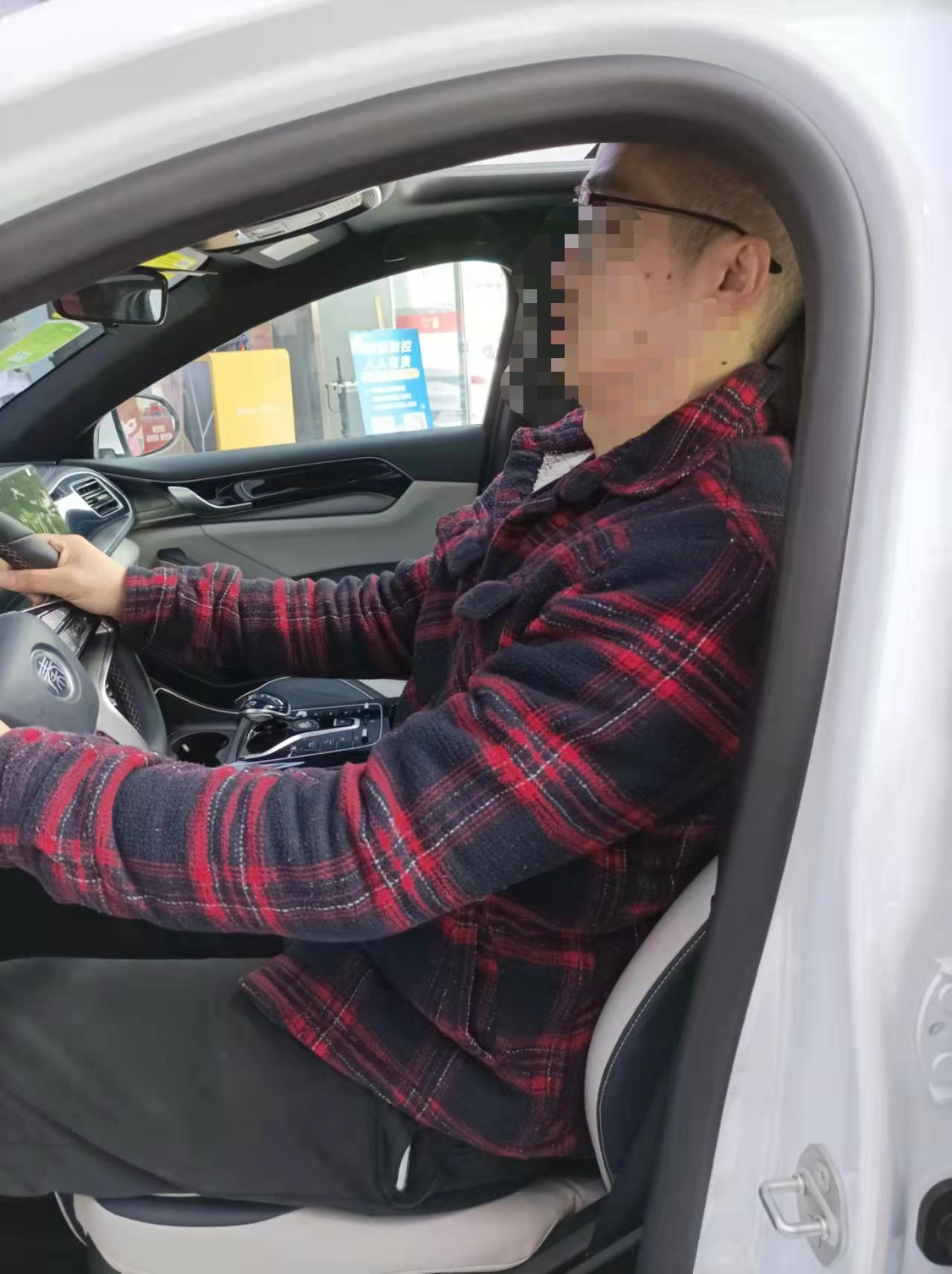 比亚迪秦PLUS EV 身高较高的朋友坐这车会不会觉得头部空间不够啊？如题，今天去试坐了下秦ev，无法垂直90度坐，只能