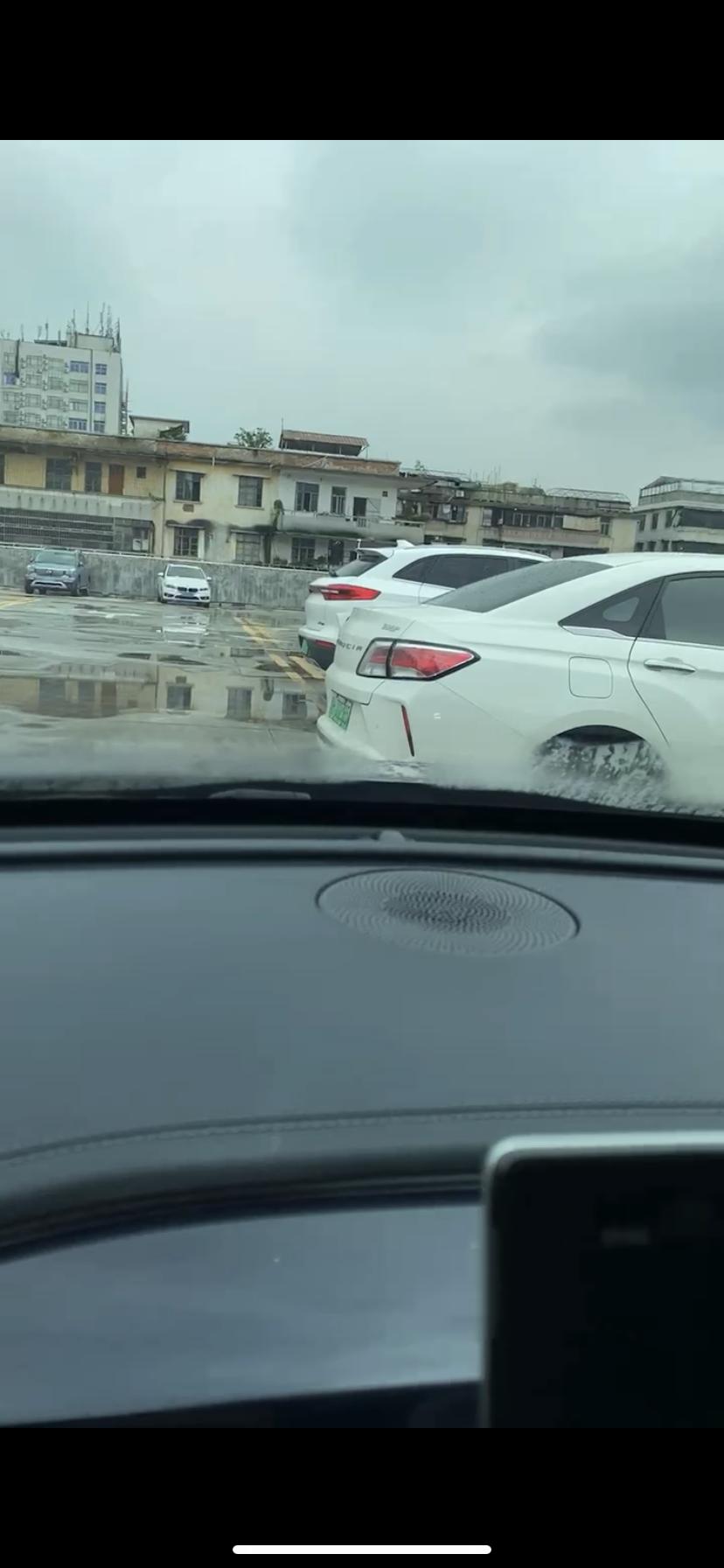 比亚迪秦PLUS EV 大家好，想问一下前挡风玻璃外面起雾怎样处理，用雨刮器刮了还是会有，特别是下雨天。