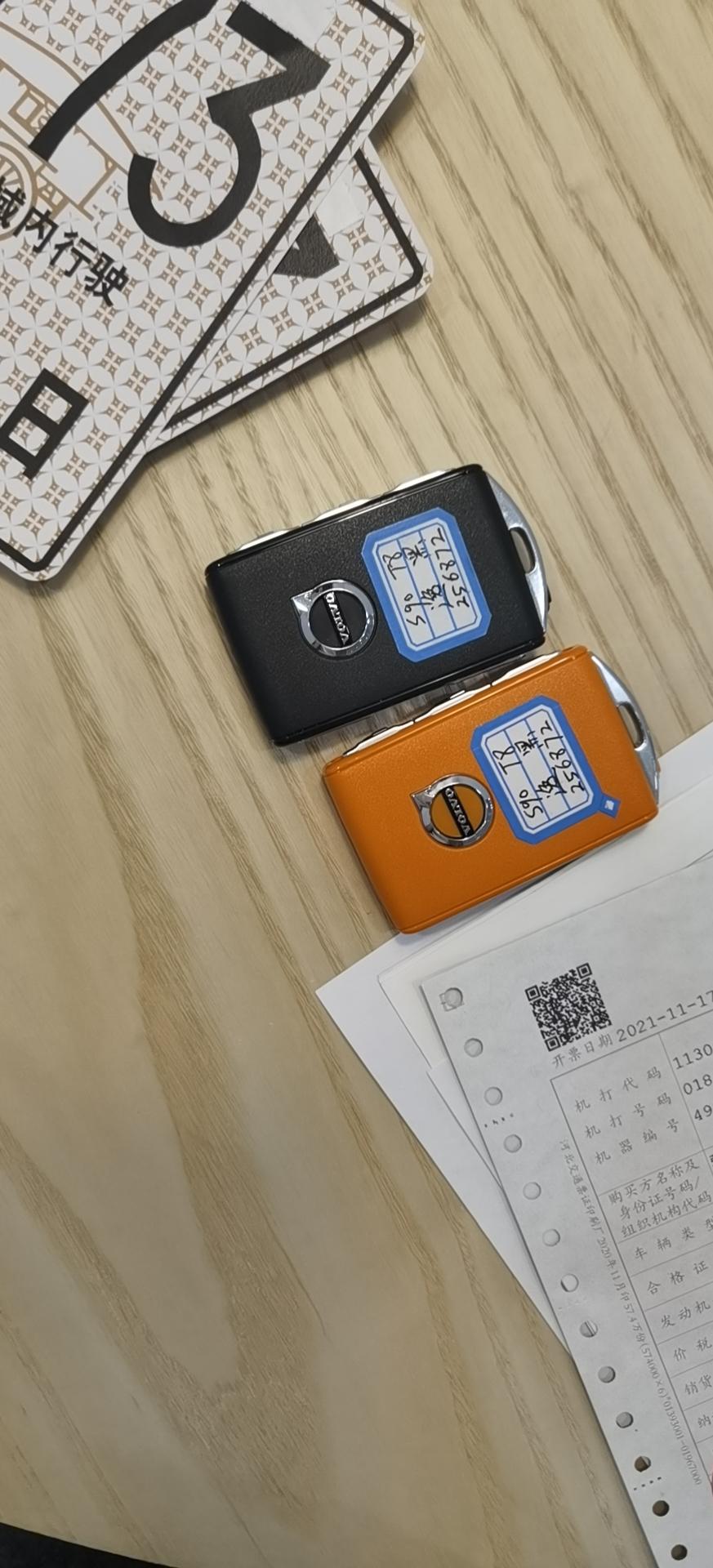 沃尔沃S90 RECHARGE 我想问一下2022款S90T8怎么远程看车的位置啊？还有手机链接车的软件开空调管用吗？