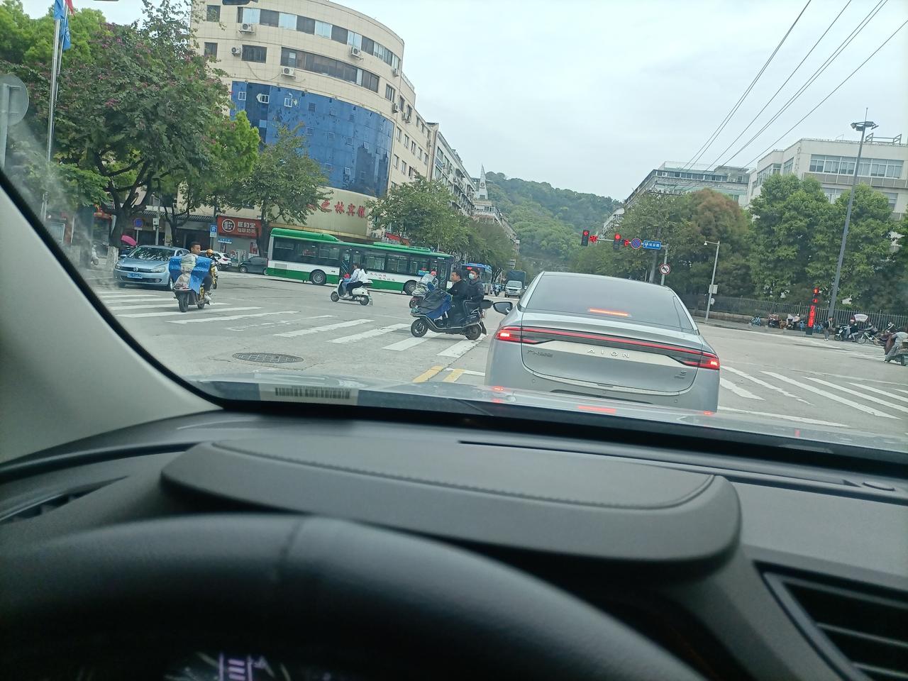 东风风神AX7 车友们车子有点点刮伤了，补一下漆大概要多少钱？