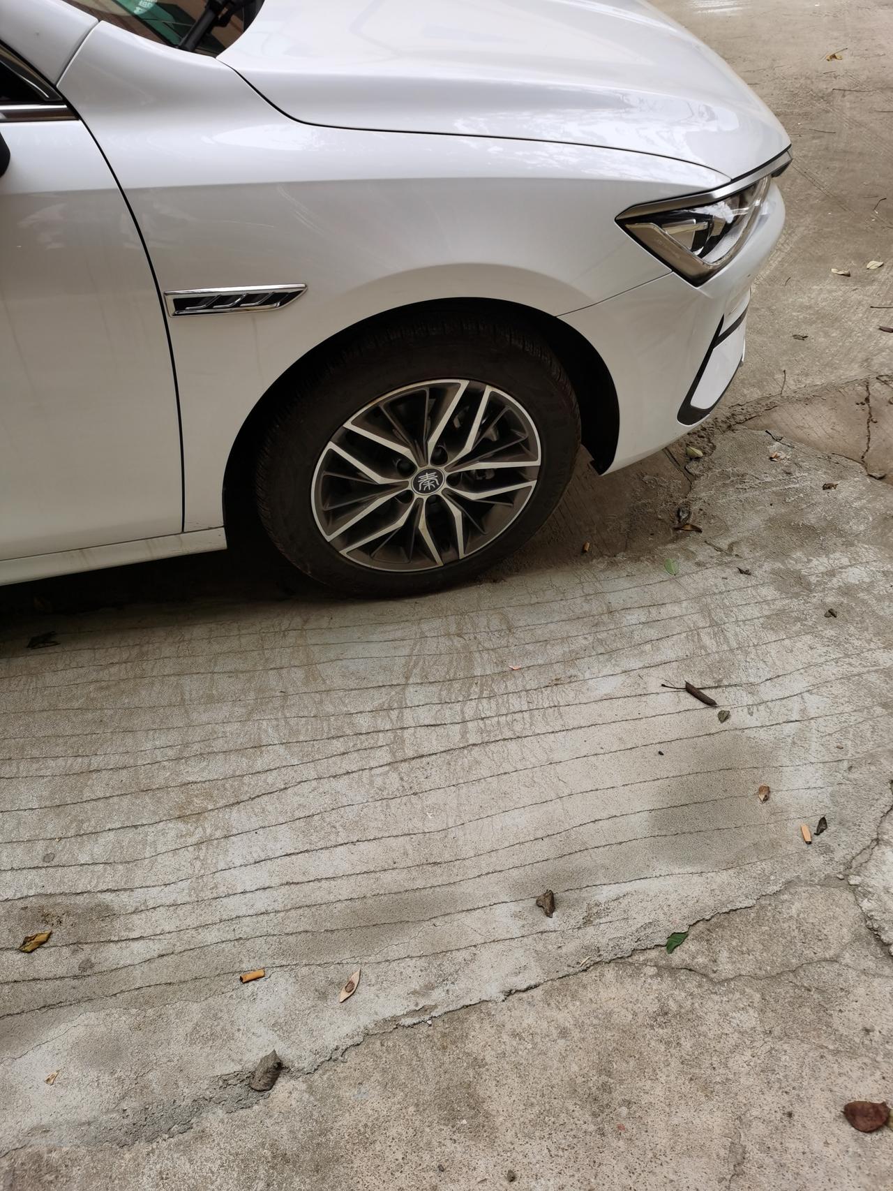 比亚迪秦PLUS EV 开起来能听到丝丝声，像刹车盘发出的金属摩擦声，这正常吗