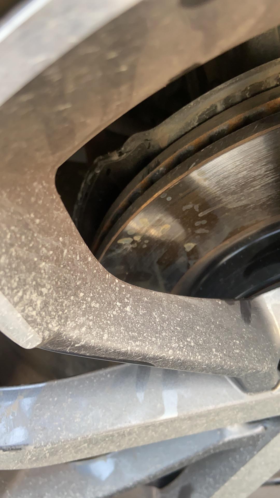哈弗F7 里面钢片是变形了吗？还是就是这样子 的。碍事吗？换换多少钱。