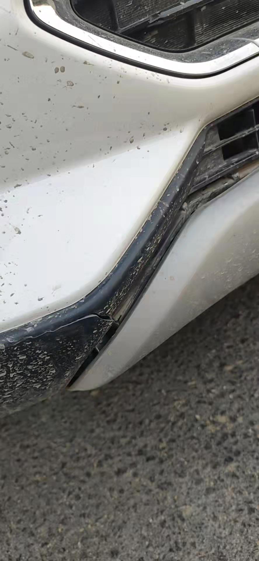 丰田YARiS L 致炫 这个黑色的部位叫什么，换一个多少钱？有必要报保险吗？