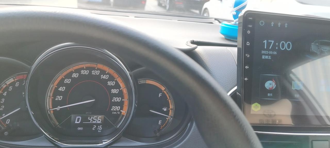 丰田YARiS L 致炫 丰田致炫仪表盘和加装的大屏时间不一样，设置好过段时间有又不一样