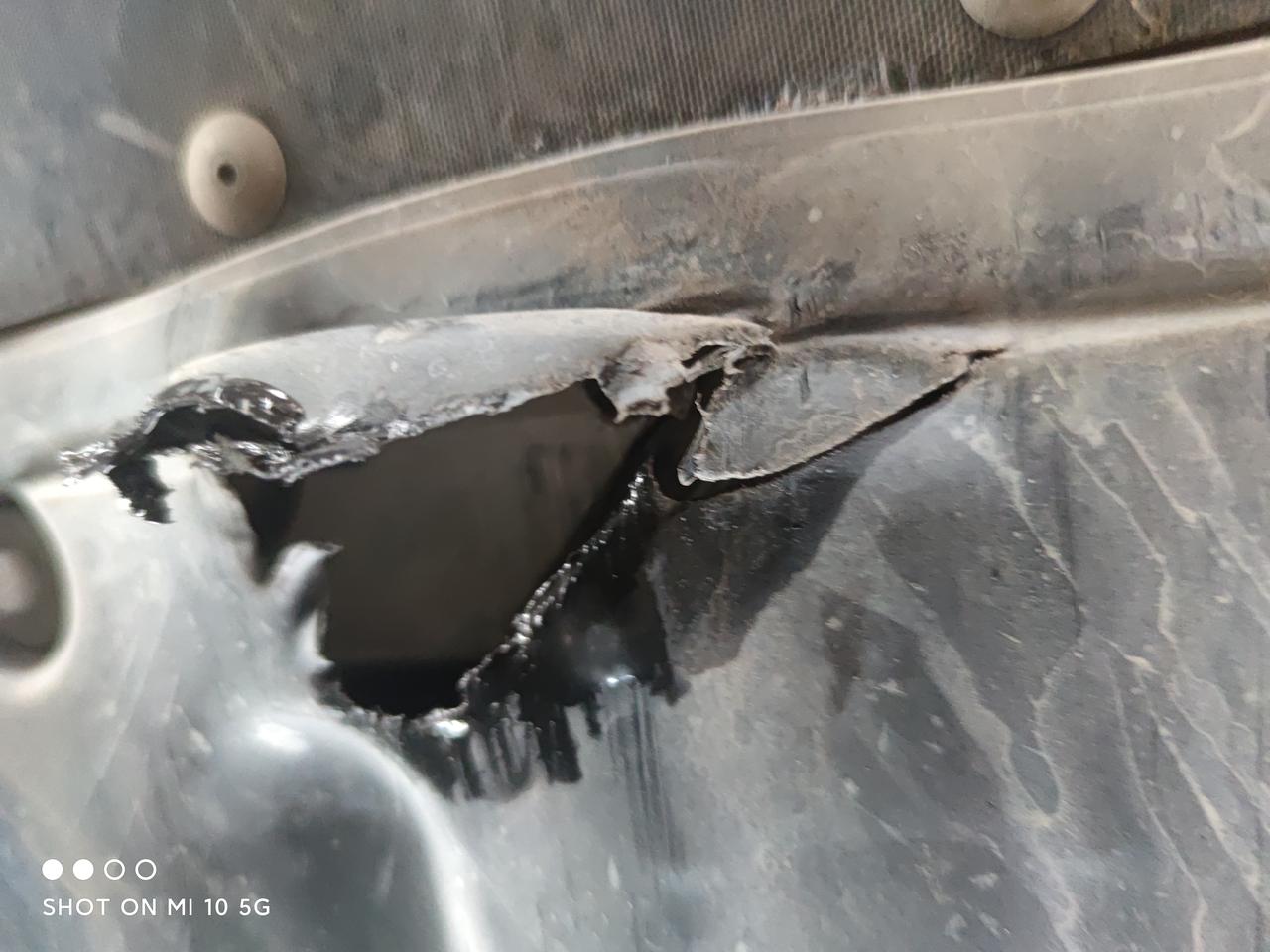 比亚迪秦PLUS EV 我电池前面一点这里底盘磕了一下，有没有事啊，这里进水会坏吗