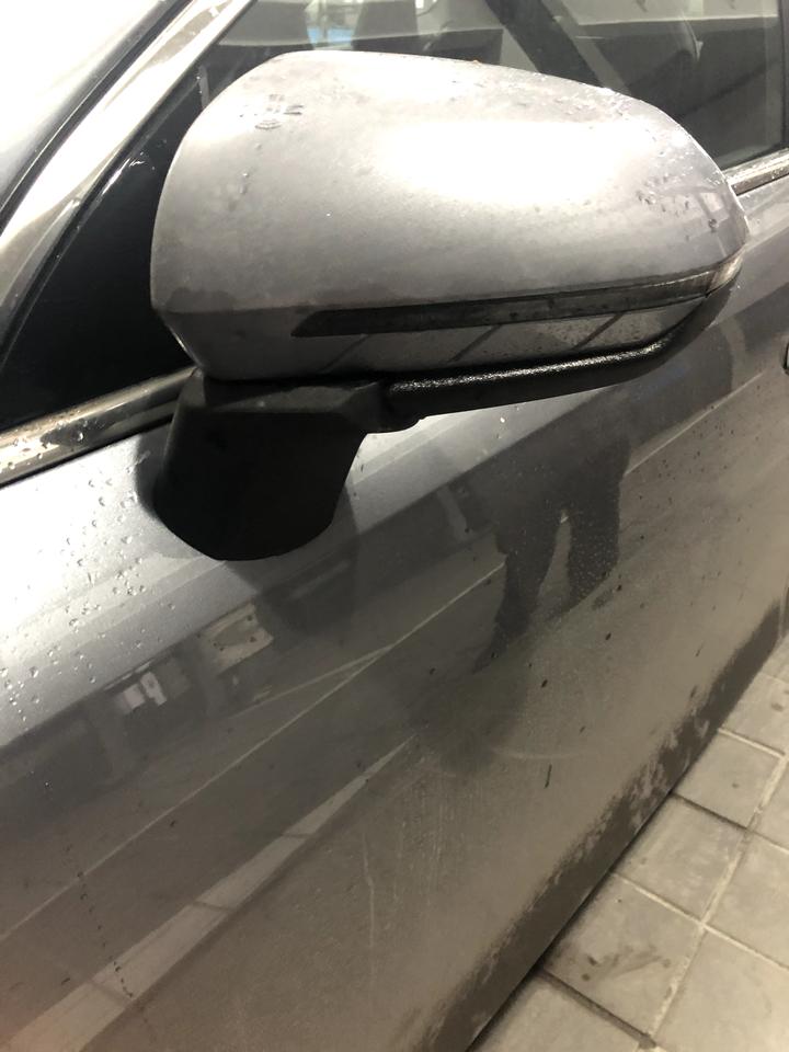 比亚迪秦PLUS EV 我的是豪华500的 刚提车一个礼拜不到 钥匙一键启动后 后视镜只能开一半 为什么会这样？