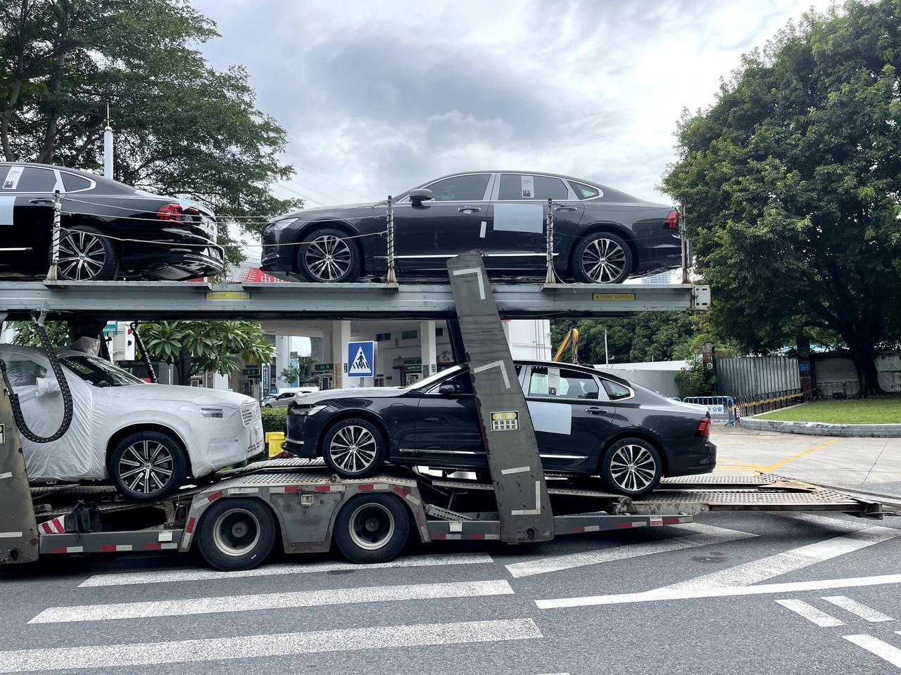 沃尔沃S90 RECHARGE 求问 23T8 致逸哪里可以加装电动后尾门？深圳今天去车行签合同，刚好遇到车刚下板车，米