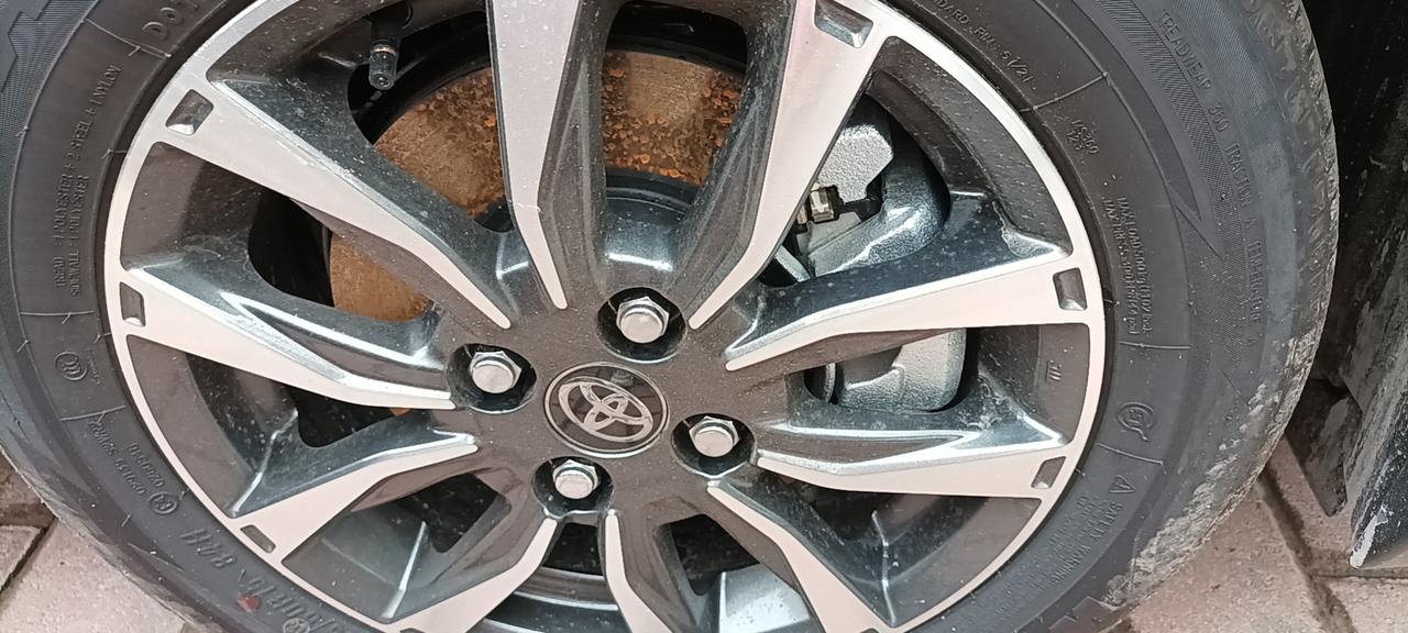 丰田YARiS L 致炫 刚提的爱车，致炫x豪华版，这两天下雨，停外面没开，今天出门把我惊住了！两个前轮全是锈，问售后说