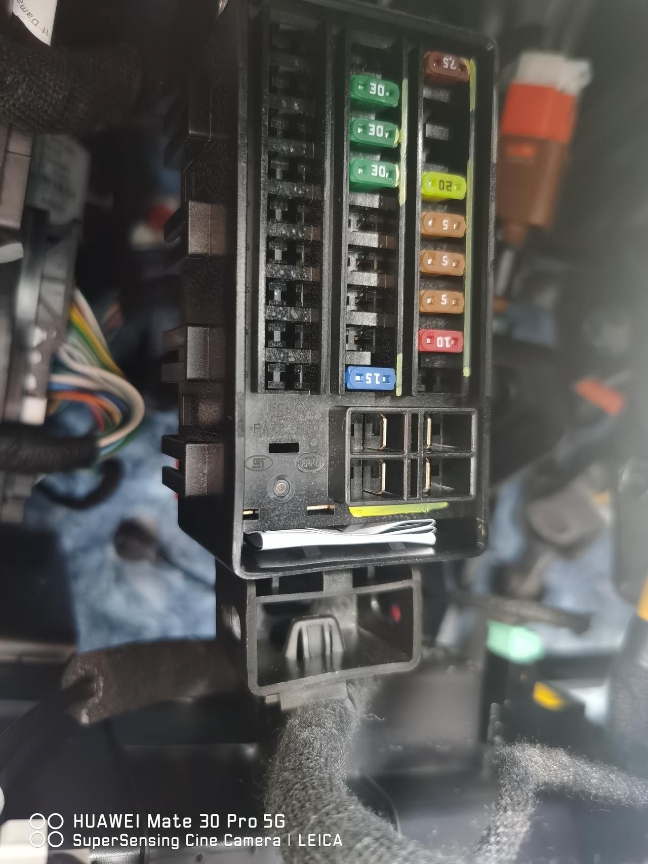 比亚迪秦PLUS EV 有没有保险盒取电的大神，帮看下哪个接口可以取电呢，要acc电，锁车后没多久就可以自动断电的那种。