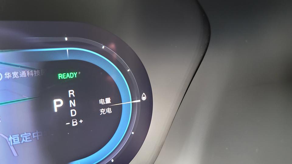 沃尔沃S90 RECHARGE 沃尔沃s90 T8 今天刚刚无意发现一件事，就是纯电模式挂倒车档（R档）车子会自动变成混