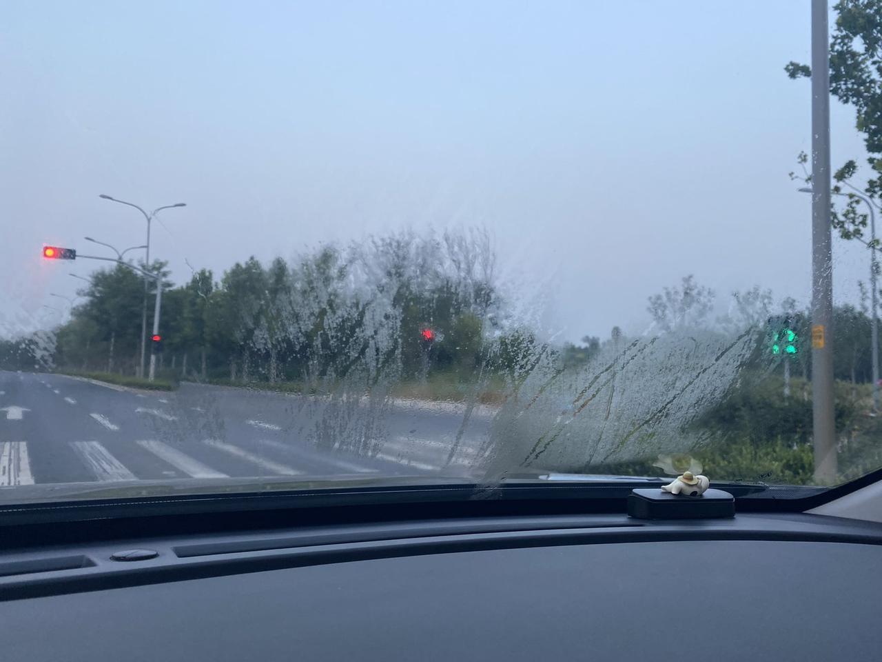 东风风神AX7 这就是油膜吗 每次都是早上才会有 真的很恶心 有什么好办法吗