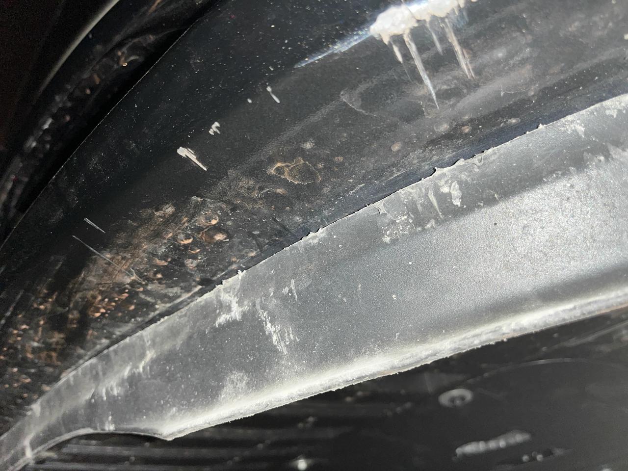 别克君越 22款652t，今天前唇底下磕了，请问这是塑料的还是铁的呀？用补漆吗？