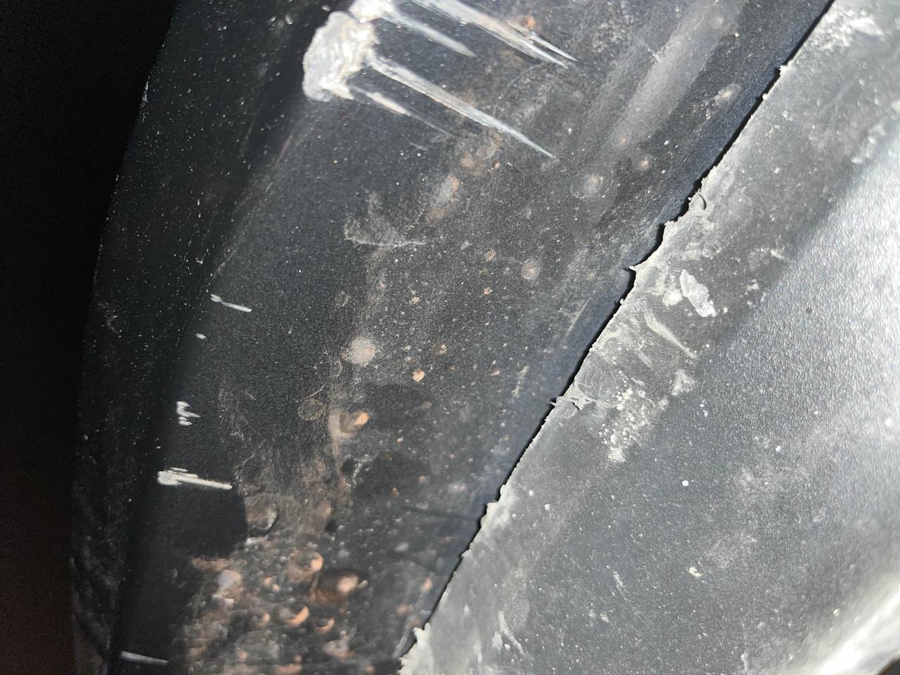 别克君越 22款652t，今天前唇底下磕了，请问这是塑料的还是铁的呀？用补漆吗？