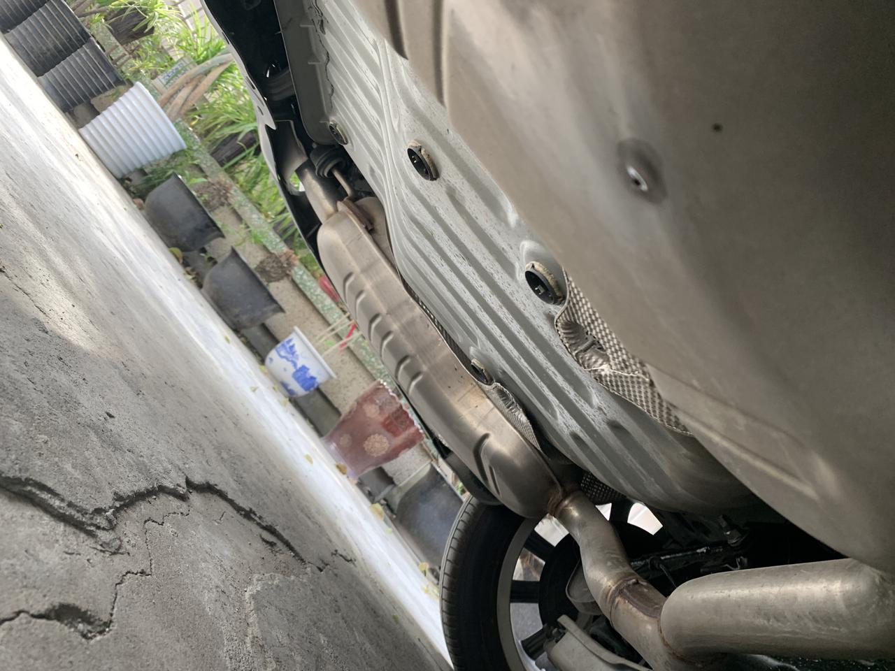各位车友好，我是2021款君越，最近发现排气管尾部不到有2个小孔，漏水问题，正常吗？