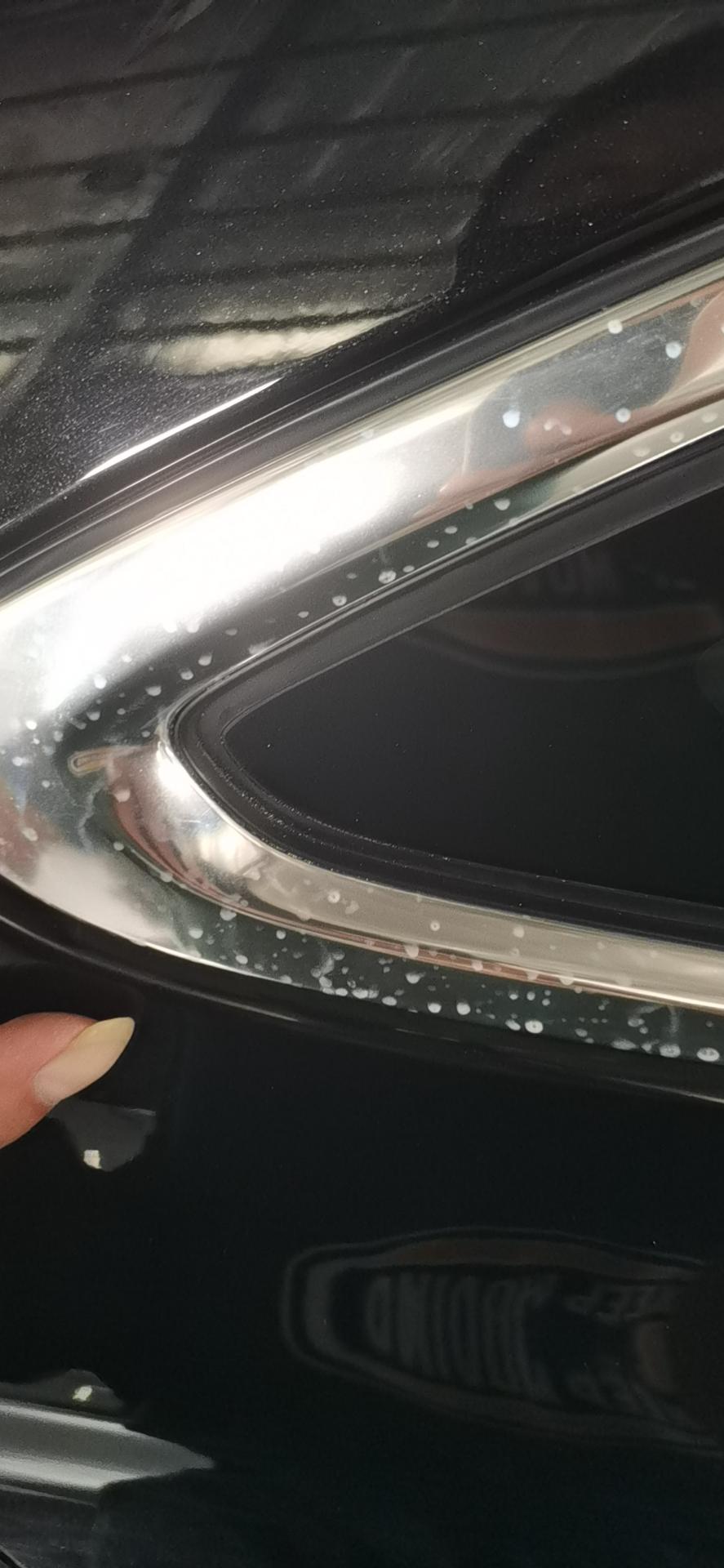 别克君越 我想问一下，洗车的时候，玻璃四周的铝合金有污点是怎么回事？洗都洗不掉