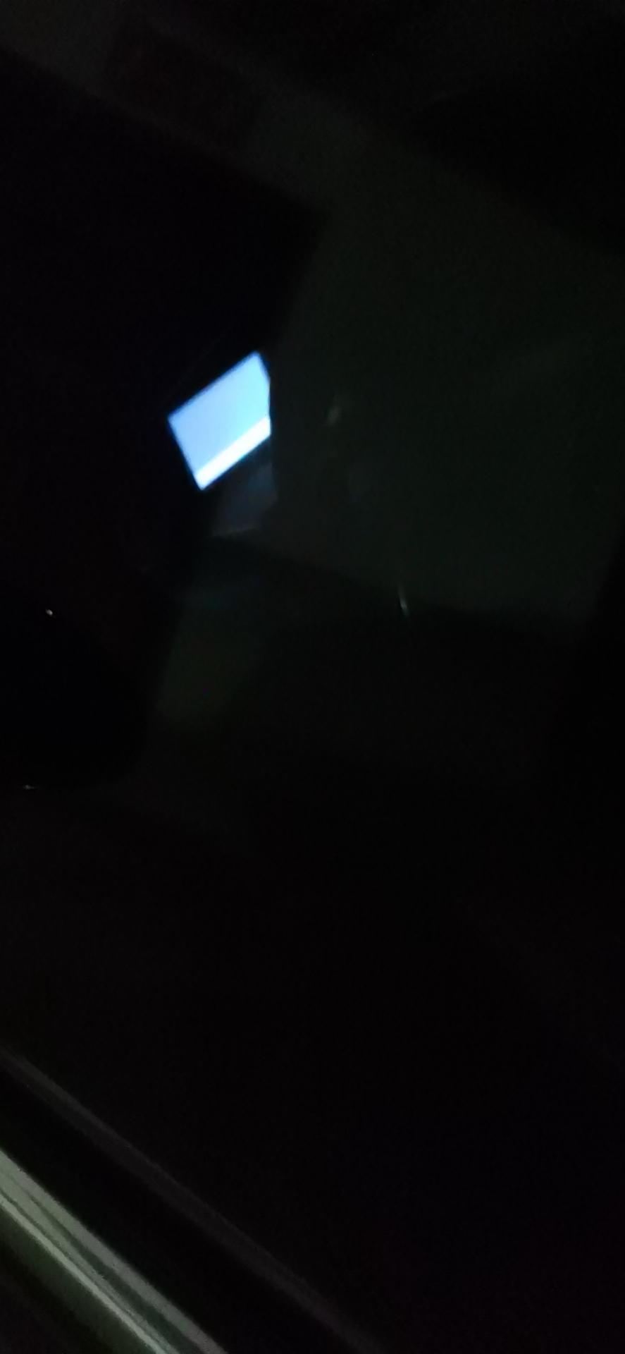 我的是君越2021款652t豪华，为什么熄火锁车一会儿后中控屏闪一下，然后仪表台中间屏幕就亮了，一会儿又自己灭掉，一会儿