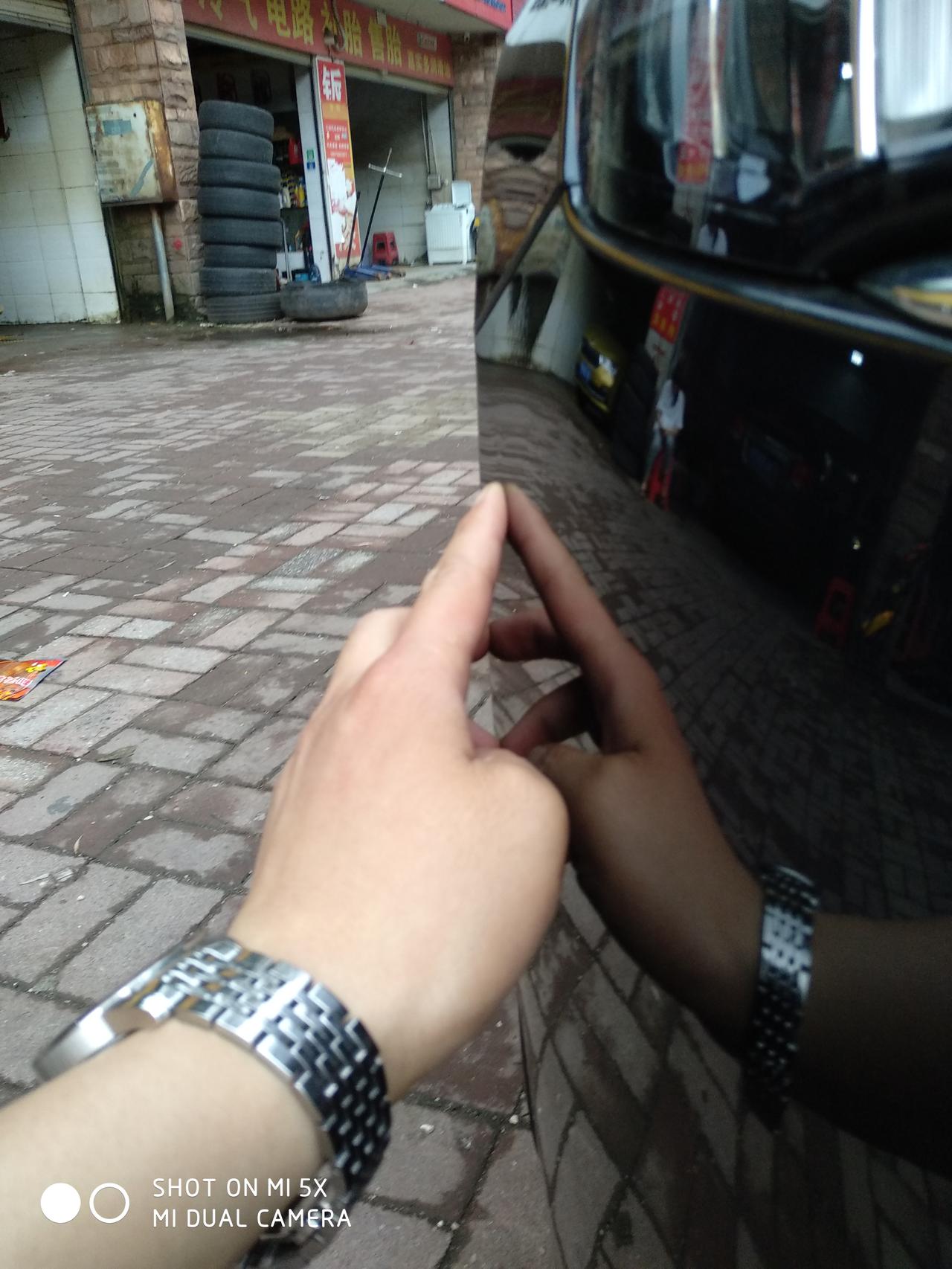 兄弟姐妹们你们有买2021款君越前后杠有色差的吗？才买三天。今天发现前后杠有色差。