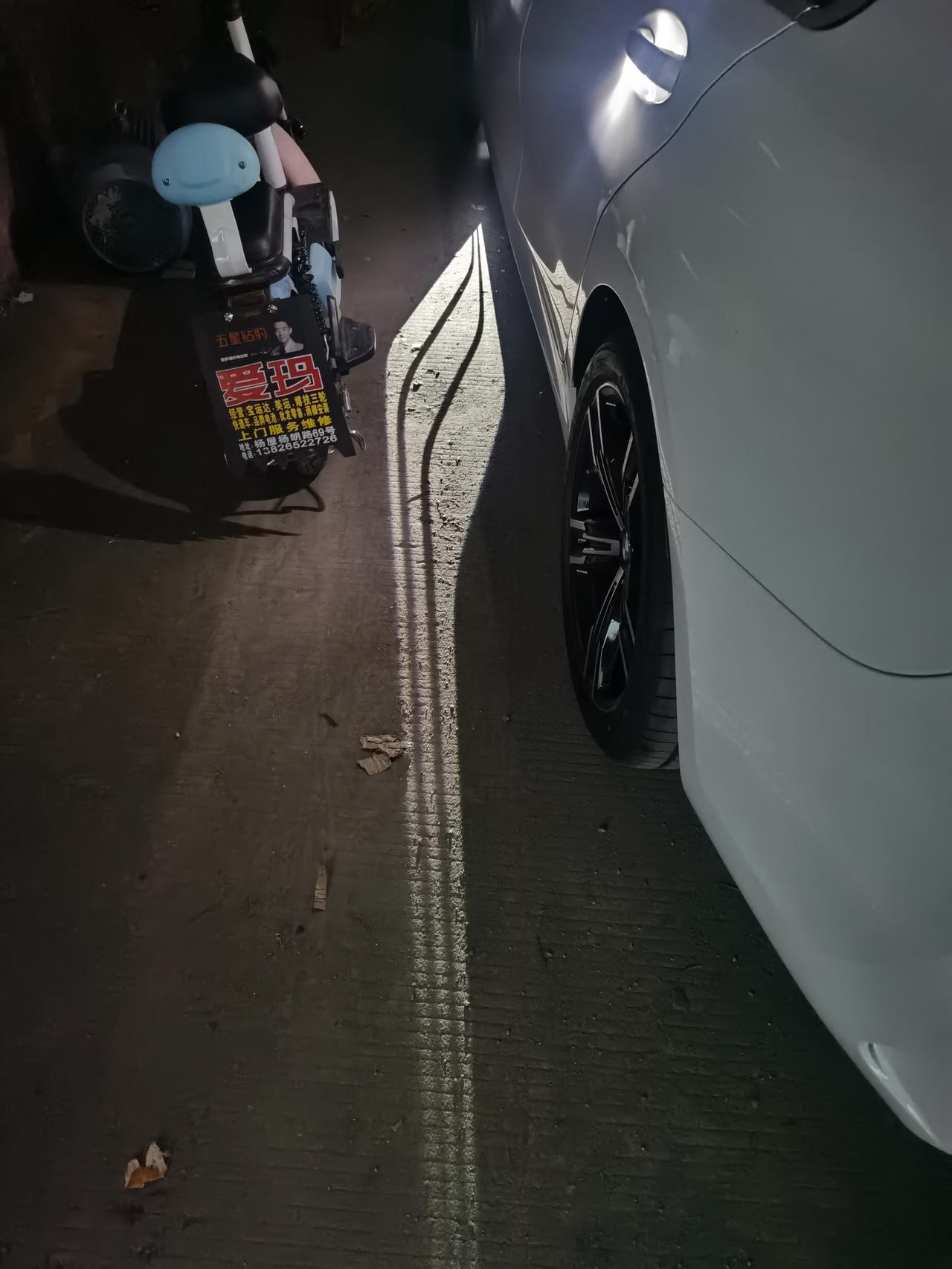 宝马3系 我两天去才提的车，迎宾光毯为什么左边很亮，右边才一点点亮，是不是有问题