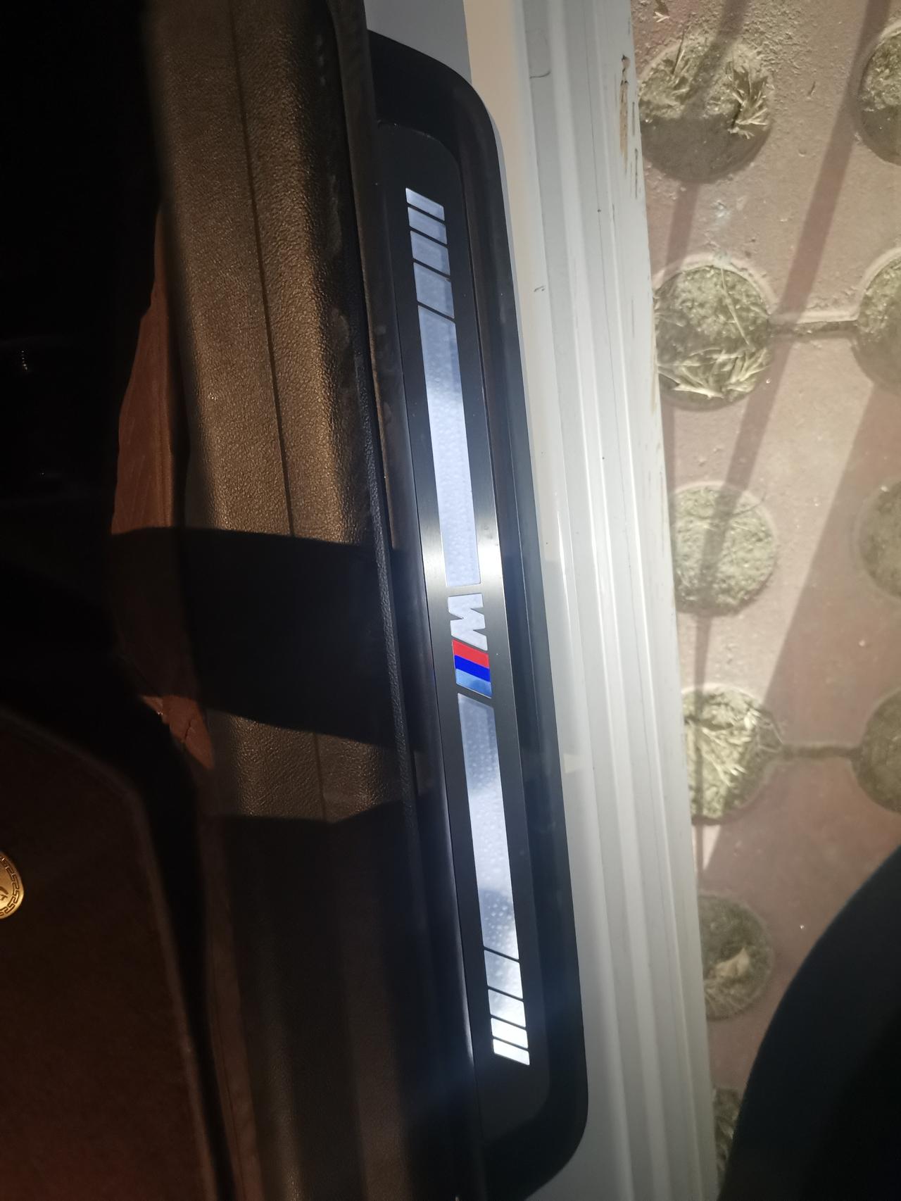 宝马3系 大佬们，你们的车有这种情况吗   迎宾灯偶然发现不怎么亮了，这是什么情况导致坏了，  图一是坏的，图二是好的