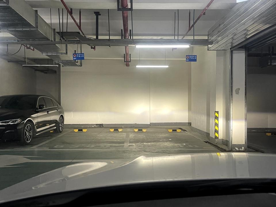 宝马3系 问一下你们新3系远光灯亮度都一样吗  我感觉我的右边比左边亮呢 晚上开明显不一样