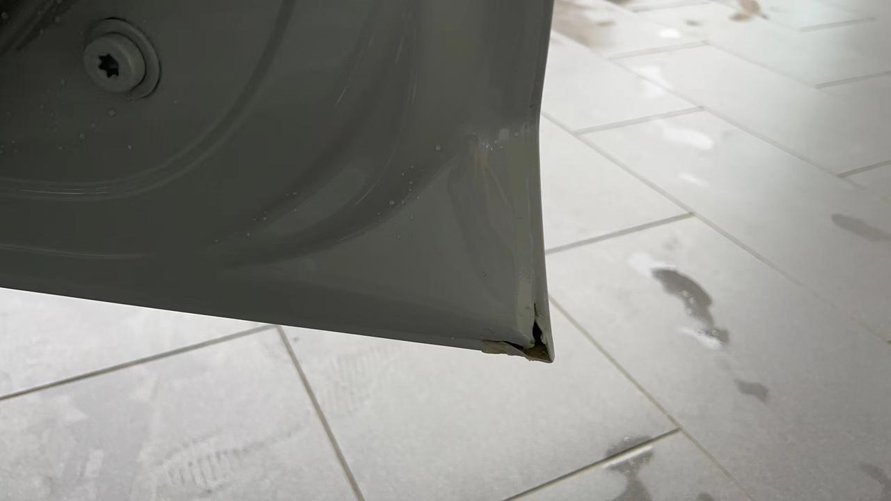 宝马3系 今天提的车，3系门下面的密封都是这样的吗？感觉做工很差啊