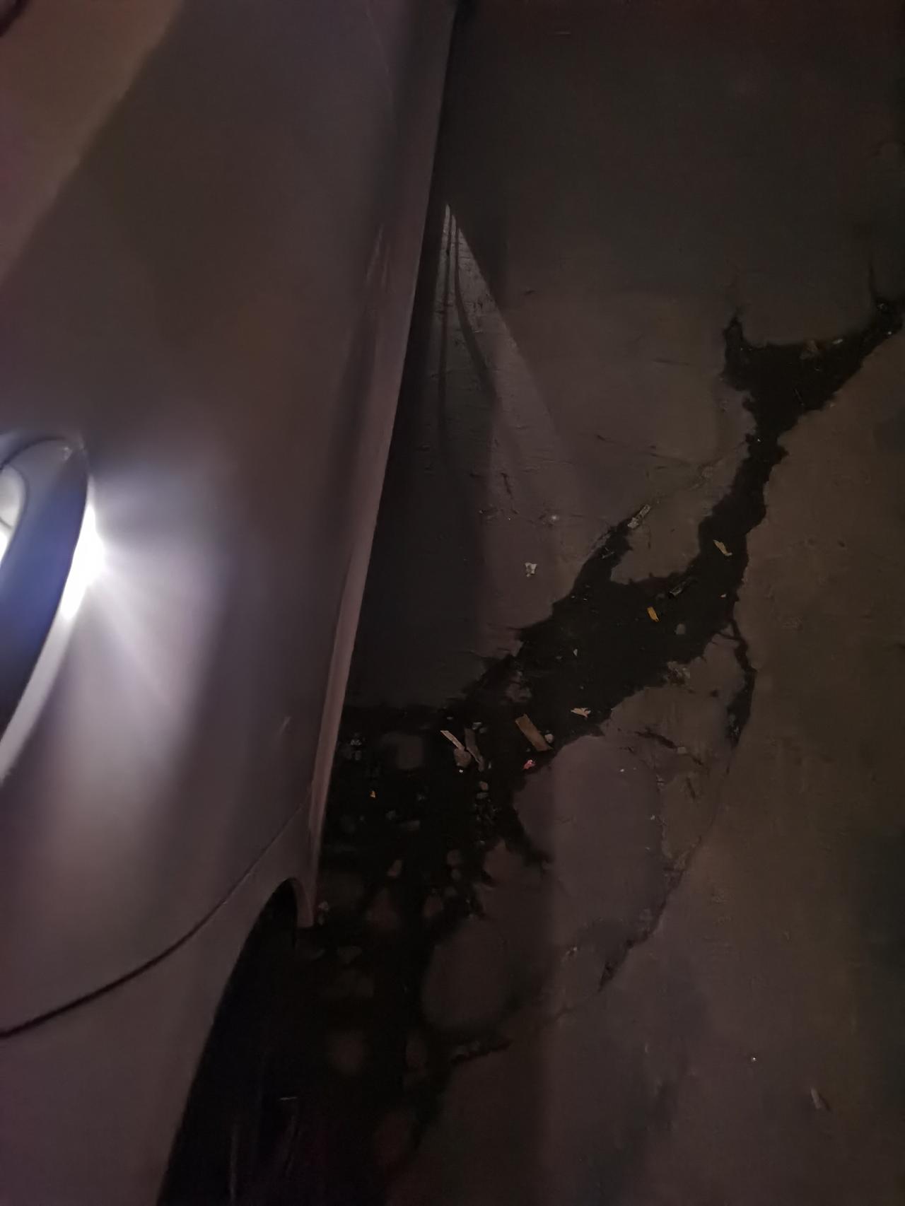 宝马3系 我两天去才提的车，迎宾光毯为什么左边很亮，右边才一点点亮，是不是有问题